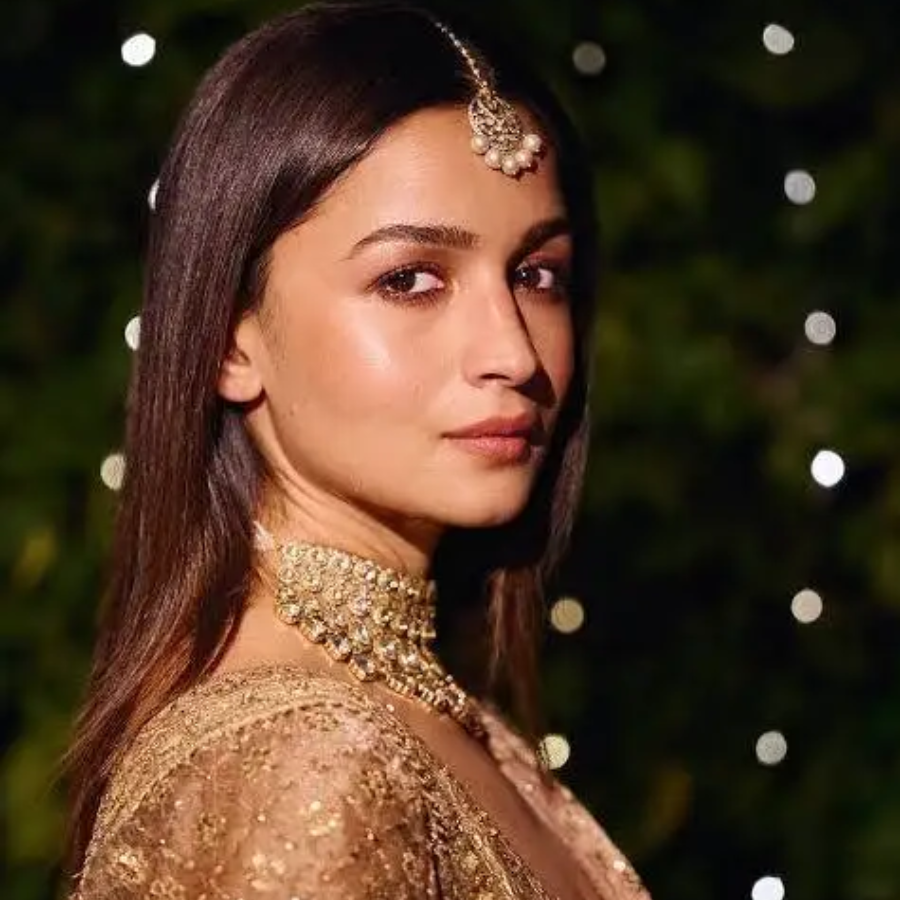 Alia Bhatt to Janhvi Kapoor, everyone leaned into bronzed glam in this week's best beauty looks